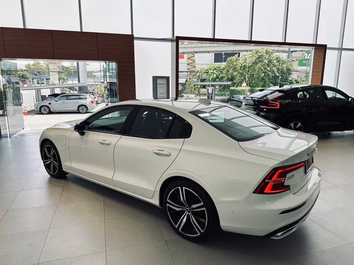 Volvo  Recharge R-Design, T8 AWD plug-in hybrid