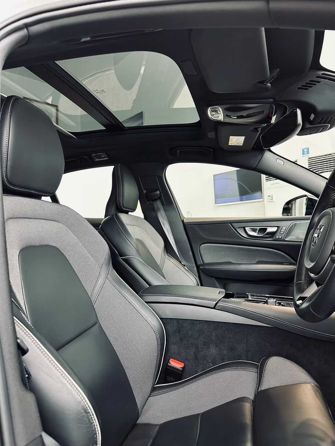 Volvo  Recharge R-Design, T8 AWD plug-in hybrid