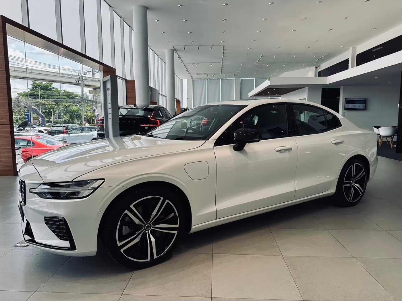 Volvo  Recharge R-Design, T8 AWD plug-in hybrid