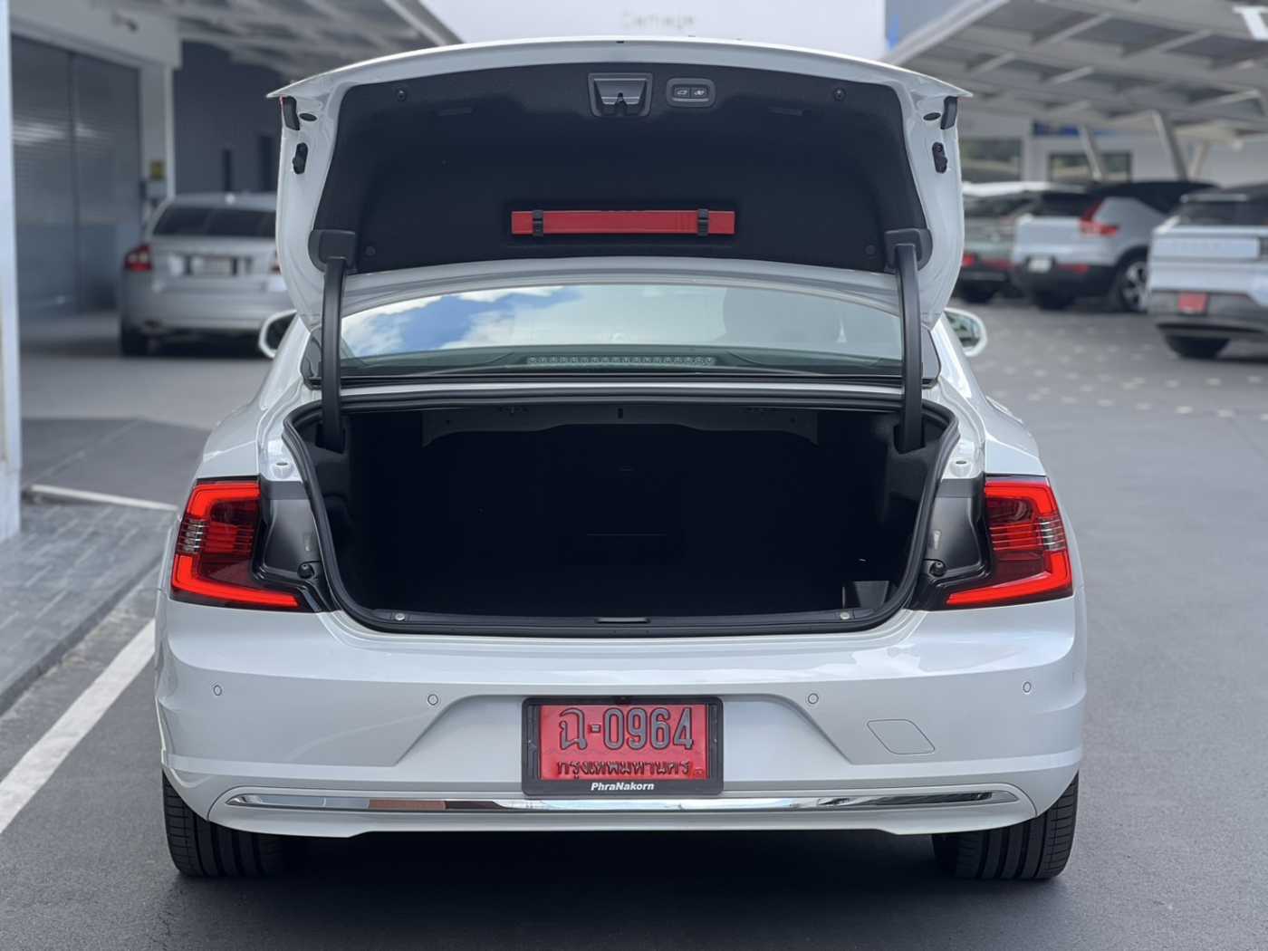 Volvo  Recharge Ultimate, T8 AWD ปลั๊กอินไฮบริด, ไฟฟ้า/เบนซิน, Bright