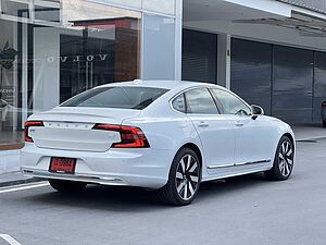 Volvo  Recharge Ultimate, T8 AWD ปลั๊กอินไฮบริด, ไฟฟ้า/เบนซิน, Bright